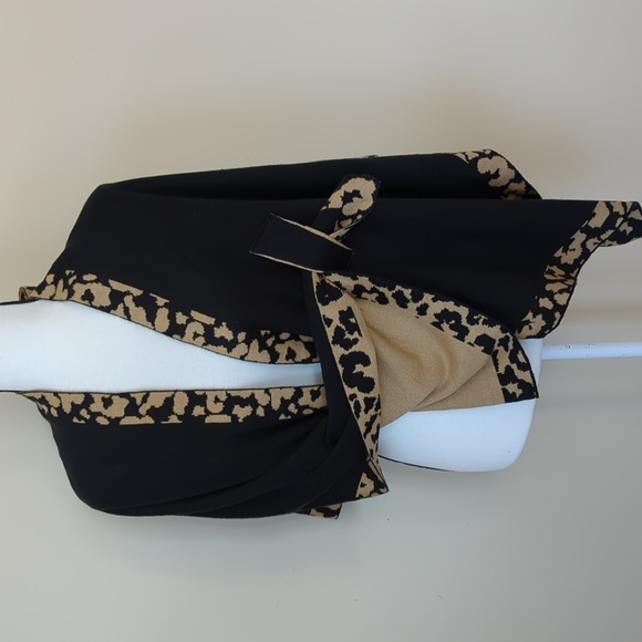 Top it Off Acrylic Shoulder Keyhole Shawl Wrap O/S Black Tan Brown - Picture 6 of 15